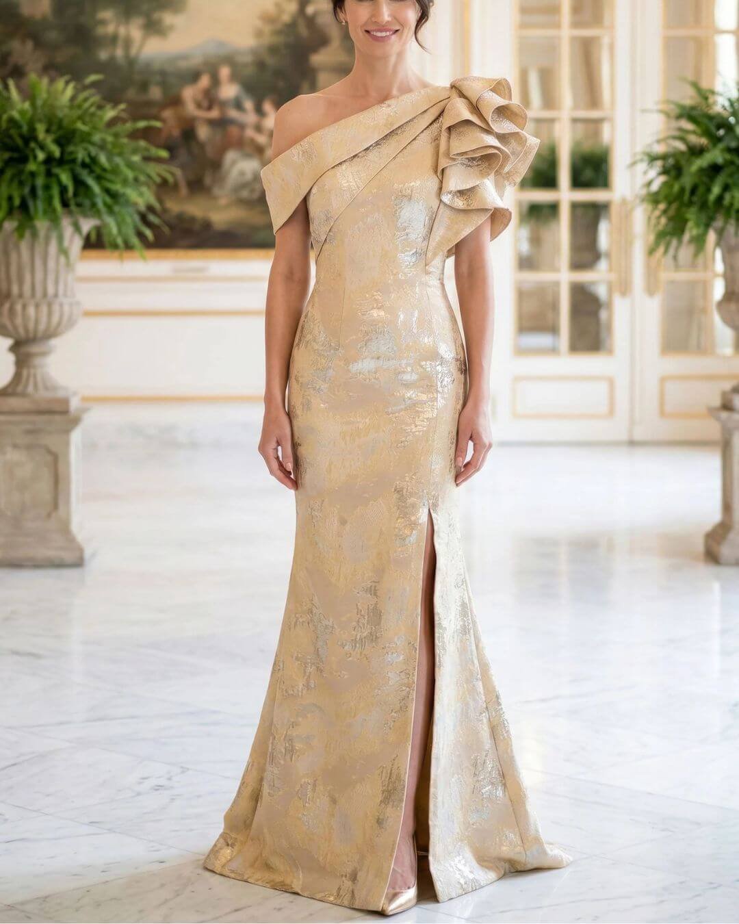 Vestido para mamá de la novia Morilee en jacquard oro claro con un hombro, volantes y abertura frontal - Modas y Confecciones Beatriz