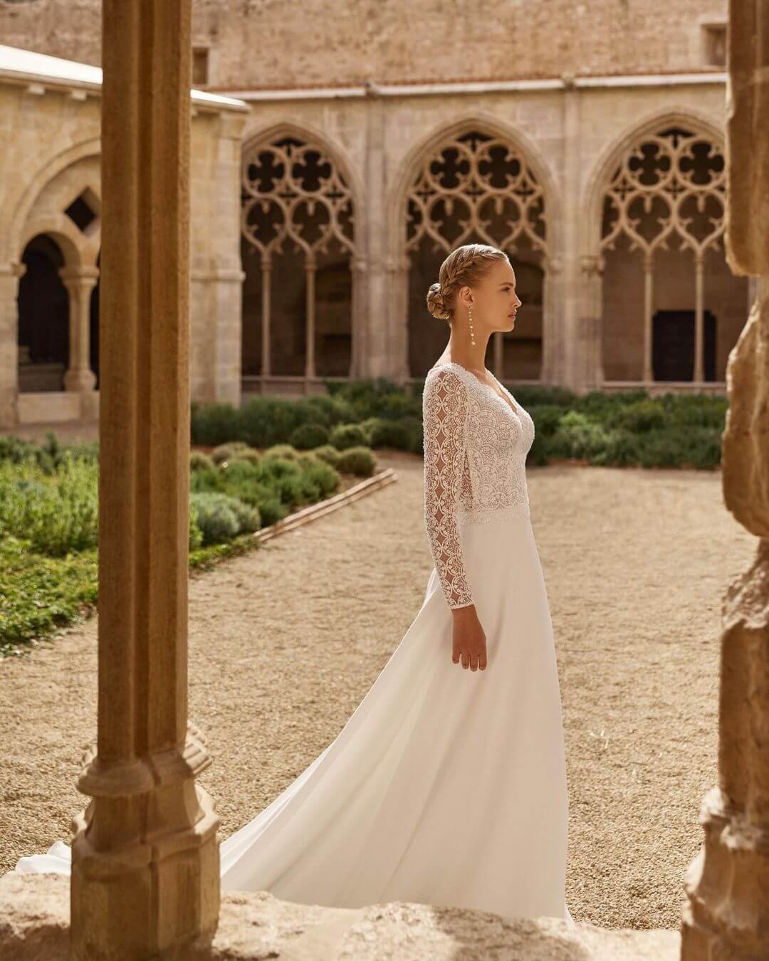 Vista lateral del vestido de novia Lilian con manga larga de encaje y falda fluida de crepé - Modas y Confecciones Beatriz