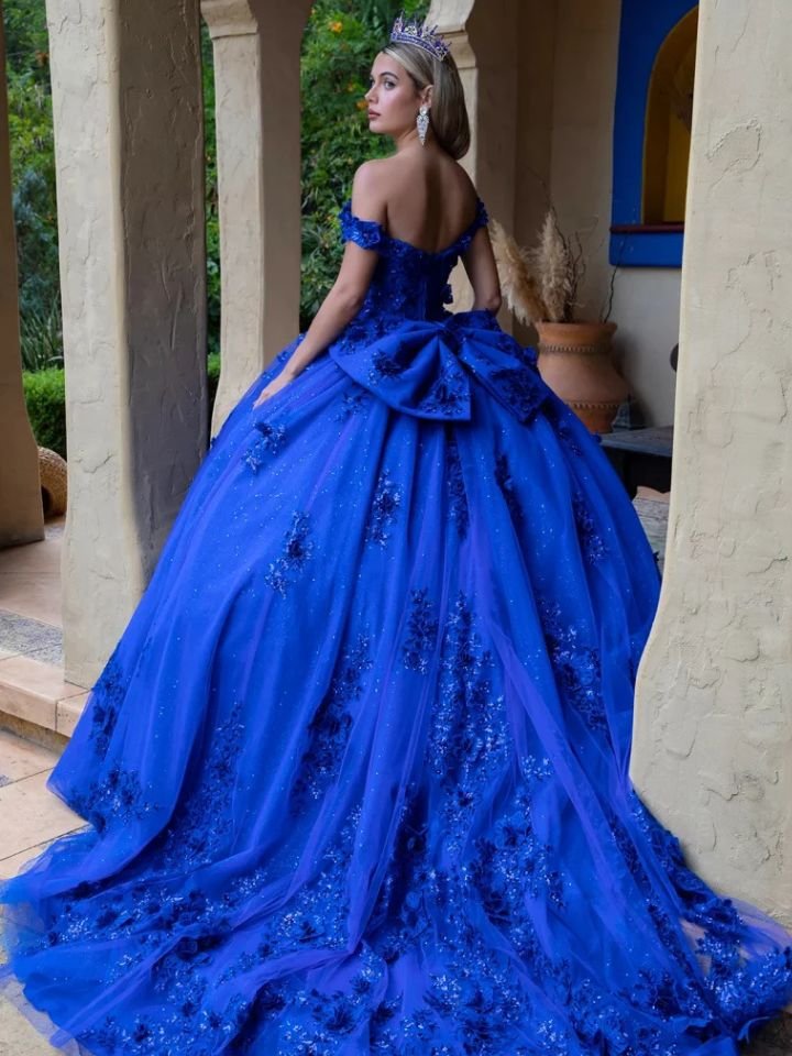 Vista posterior del vestido de quinceañera GL3521 con moño desmontable y falda de gala