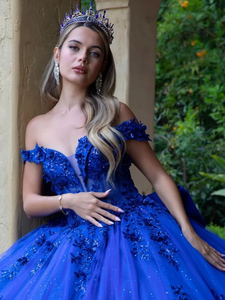 Detalle del escote corazón y corsé del vestido GL3521 con hombros descubiertos y aplicaciones florales