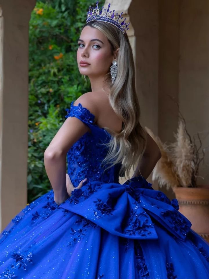 Detalle del moño trasero desmontable y las flores en 3D del vestido de quinceañera GL3521