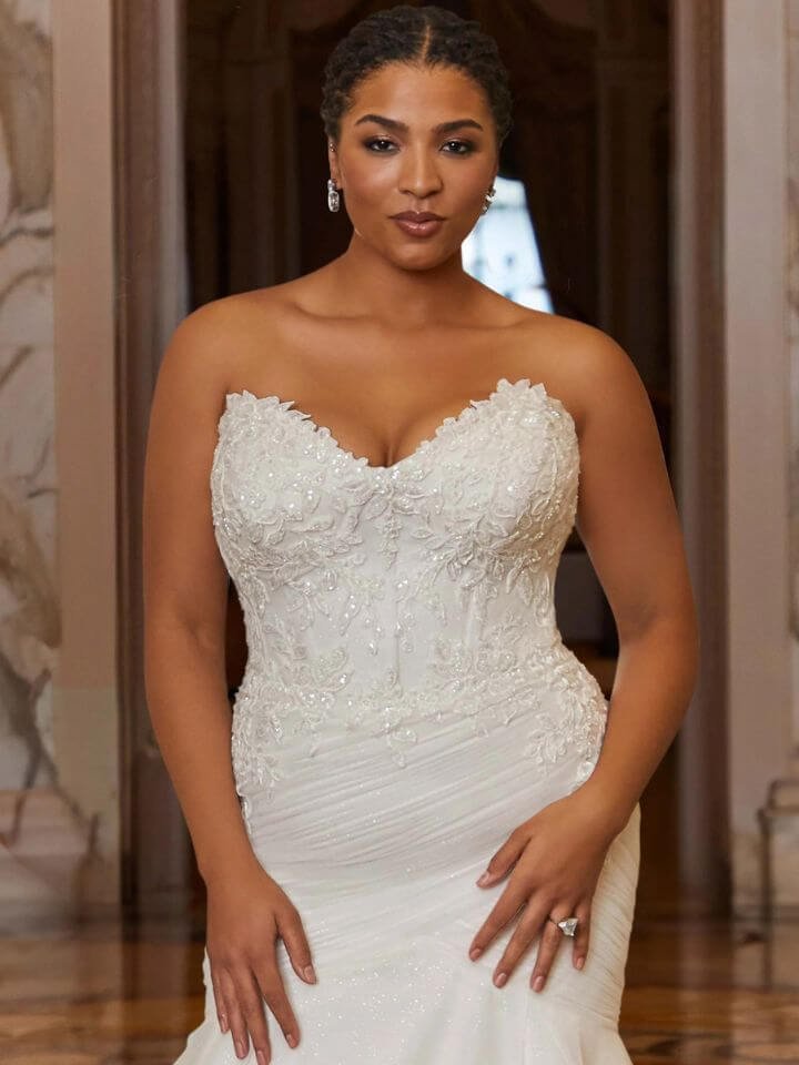 Detalles del encaje Alençon del vestido Trisha.